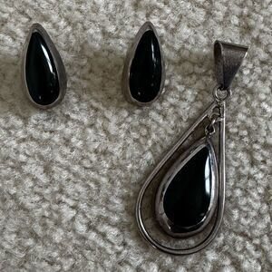Vintage HECHO EN MEXICO Sterling Silver Onyx pendant and earrings
